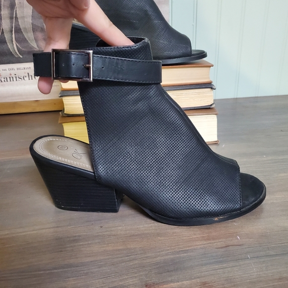 DSW Its OK Kiara Open Toe Booties Black Leather Heels Ankle Strap womens sz 8 - Picture 7 of 9